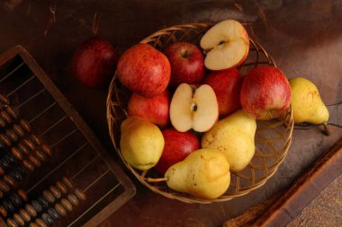 Elma, armut ve ahşap abaküs.