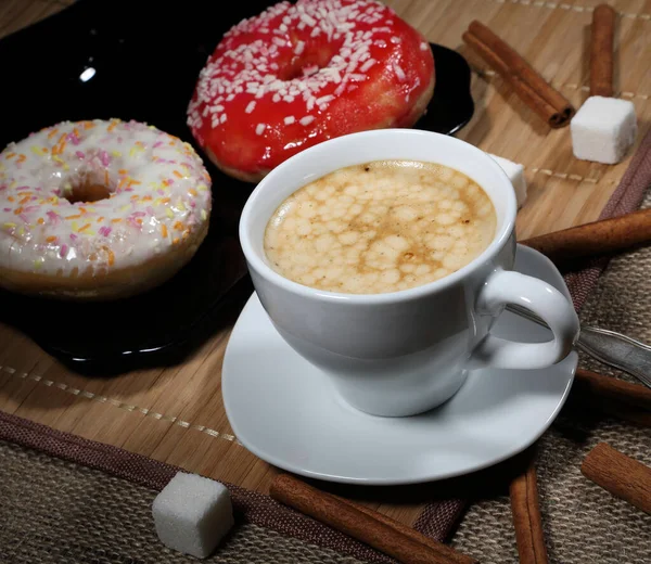 Una Taza Café Blanco Canela Par Deliciosas Rosquillas — Foto de Stock