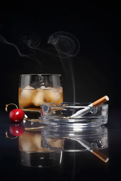 Whisky Las Rocas Cenicero Con Cigarrillo Sobre Fondo Oscuro — Foto de Stock