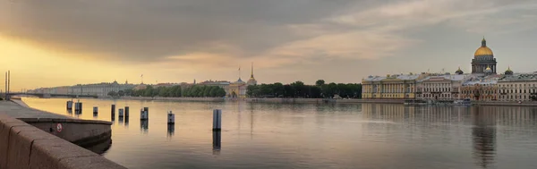 Breed Panorama Van Admiraliteitsdijk Isaac Cathedral Petersburg Bij Zonsopgang — Stockfoto