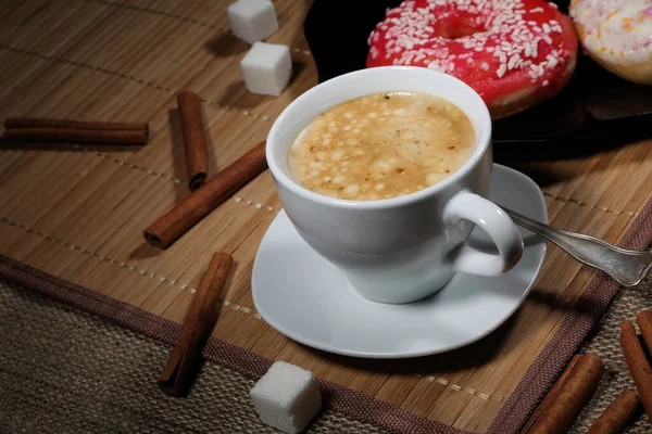 Uma Xícara Branca Café Dois Donuts Canela Fundo Vime Serapilheira — Fotografia de Stock