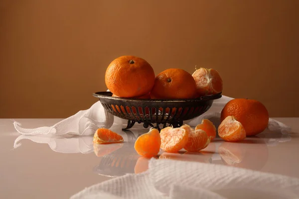 Delicious Tangerines Vase Glossy White Table Beige Background — Stock Photo, Image