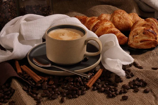 Nature Morte Avec Une Tasse Café Cannelle Torchon Délicieuses Pâtisseries — Photo