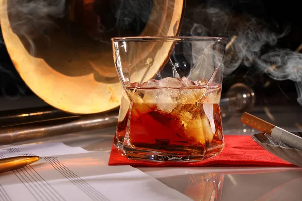 Eine Antike Posaune Ein Glas Whiskey Auf Den Felsen Und — Stockfoto