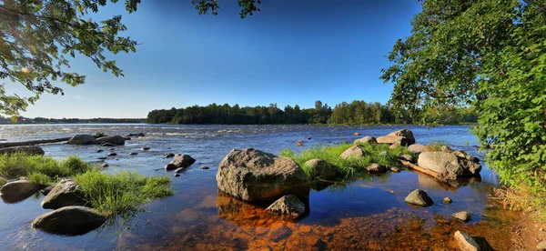 Wielkoformatowa Letnia Panorama Brzegu Rzeki Szybkim Prądem — Zdjęcie stockowe