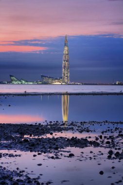 Finlandiya Körfezi kıyıları ve günümüzün Saint Petersburg 'u yaz alacakaranlığında.