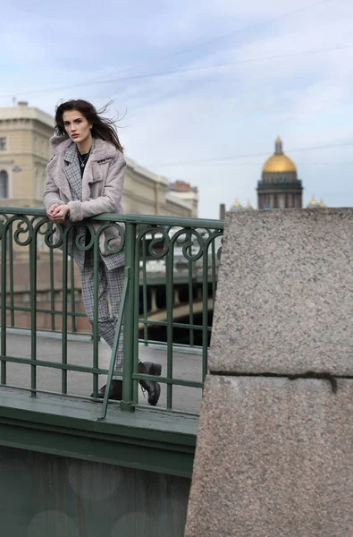 Porträtt Vacker Flicka Byxdräkt Mot Bakgrund Sevärdheterna Sankt Petersburg — Stockfoto