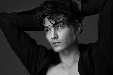 Stüdyo, Asyalı görünümlü yakışıklı bir gencin siyah beyaz portresi.