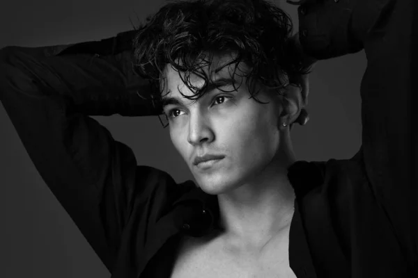 Stüdyo, Asyalı görünümlü yakışıklı bir gencin siyah beyaz portresi.