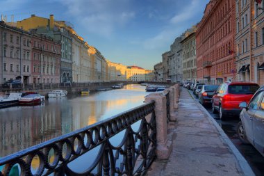 Saint Petersburg 'da şafak söktükten sonra Moika nehrinin granit seti.