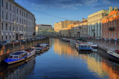 Moika nehri ve eğlence tekneleri şafakta Saint Petersburg 'da