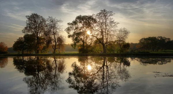 Podzimní Panorama Stromů Břehu Jezera Západem Slunce Pozadí — Stock fotografie