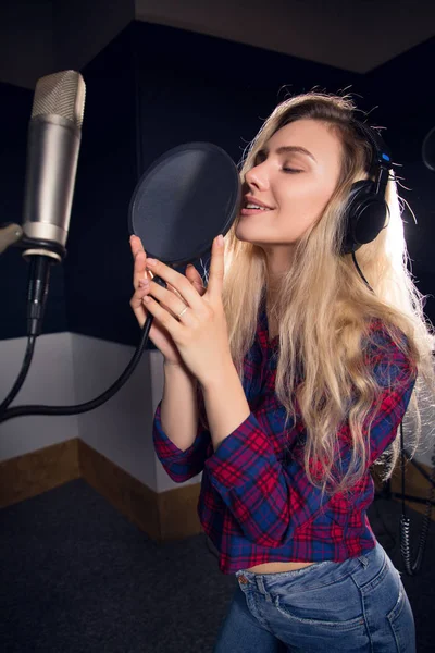 Вырази себя в музыке! Привлекательная трезвенная певица с микрофоном записывает свой новый альбом в студии . — стоковое фото