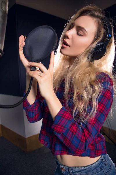 Успешная запись! Крупный план портрета красивой молодой блондинки, записывающей свою новую песню в электронной студии . — стоковое фото