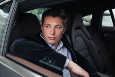 Üzgün değil ciddi ol! Onun ofisine araba ile gelecek genç çekici ciddi sakin işadamı portresi kapatın.