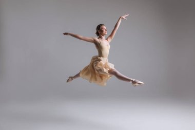 Ruhunu serbest bırak! Muhteşem yakışıklı çekici genç sanat atlama boş kopya alan arka plan ile gerçekleştirme modern Bale dansçısı ihale.