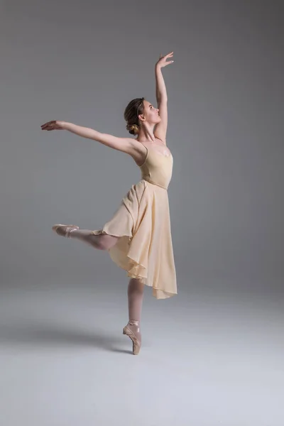 Uma espécie de magia! Jovem atraente concurso graciosa bailarina com um corpo perfeito dançando no estúdio moderno no fundo isolado . — Fotografia de Stock