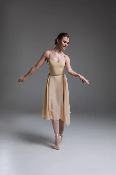 ¡Los movimientos fluidos! Retrato de larga duración de la joven bailarina encantadora sonriente, mientras baila en el estudio de ballet . —  Fotos de Stock