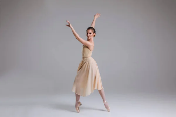 Il riflesso di una danzatrice! Giovane attraente ballerina dolce danza e posa sul fondo grigio isolato al chiuso . — Foto Stock