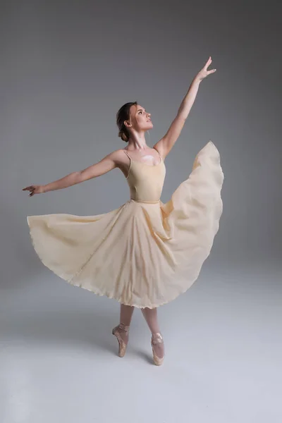 ¡La bendición de un bailarín! Imagen completa de la joven y elegante chica sonriente bailando en el moderno estudio de ballet . —  Fotos de Stock