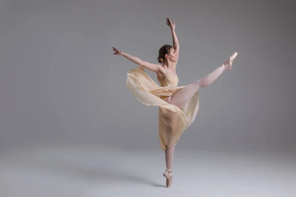 Ballate e sentitevi vivi! Immagine completa del tenero splendido bel balletto femminile che salta sullo sfondo isolato . — Foto Stock