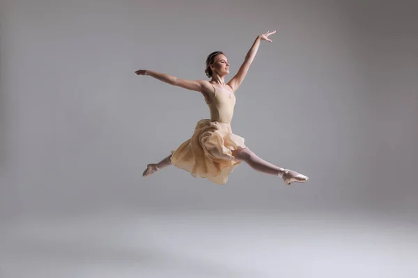 ¡Libera tu alma! Hermosa buena apariencia atractiva joven tierna bailarina de ballet moderno realizar salto de arte con el espacio de copia vacío fondo . —  Fotos de Stock