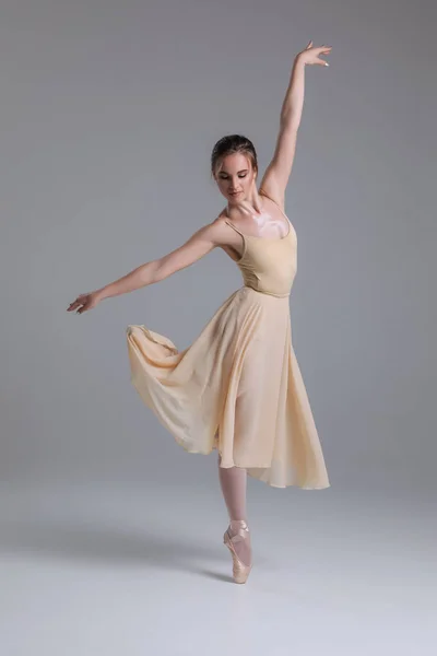 Ballate fino alla libertà! Attraente delicato tenero sottile giovane ballerina di danza femminile praticare i suoi movimenti sullo sfondo isolato . — Foto Stock