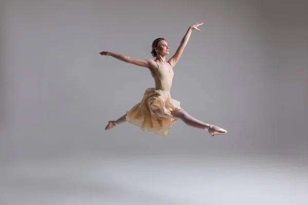 Relâchez votre âme ! Magnifique beau beau jeune danseur de ballet moderne tendre exécutant saut d'art avec fond d'espace de copie vide . Image En Vente