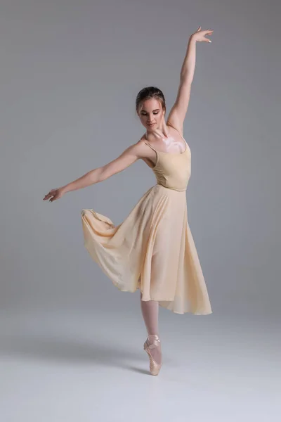 Danse pour la liberté ! Attrayant délicat tendre mince jeune danseuse de ballet féminin pratiquant ses mouvements sur le fond isolé . Photos De Stock Libres De Droits