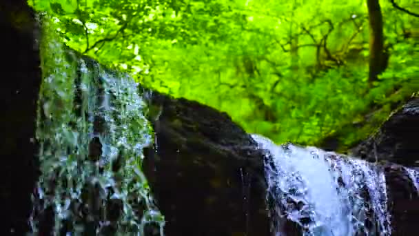 Pittoreska vattenfall "önskningar" i bergen i Krasnodar-regionen. Vackra Kaukasus-bergen i Ryssland. — Stockvideo