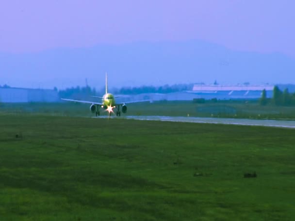 Krasnodar, octubre 2017 - Airbus A319 - Avión despegando hacia la cámara con otros alineándose en segundo plano — Vídeo de stock