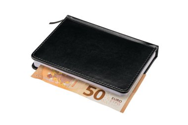 Siyah beyaz arka plan üzerinde izole 50 euro banknot ile defter kapalı
