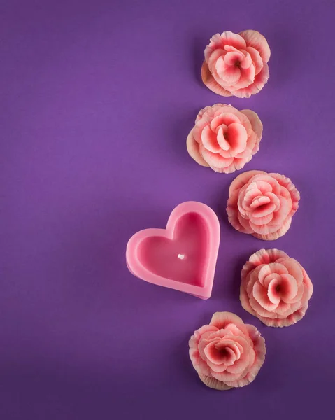 Composição Flores Rosa Vela Forma Coração — Fotografia de Stock