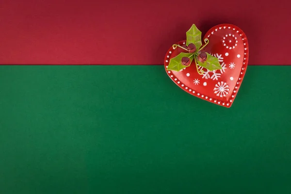 Decoração Natal Coração Metálico Com Ramo Azevinho Fundo Vermelho Verde — Fotografia de Stock