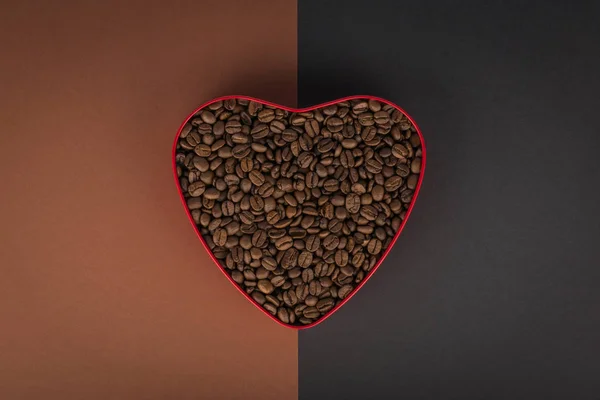 Κόκκους Καφέ Κουτί Σχήμα Καρδιάς Δύο Χρώματα Φόντου Top View — Φωτογραφία Αρχείου