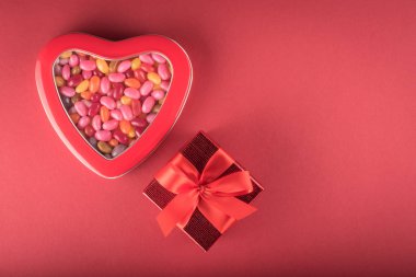 Kalp şeklinde kutu çok renkli jöle fasulye ve kırmızı hediye kutusu ile