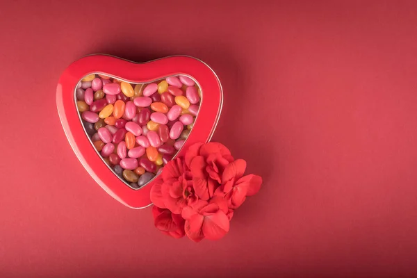 Caixa Forma Coração Com Doces Multicoloridos Flor Begônia Vermelha — Fotografia de Stock