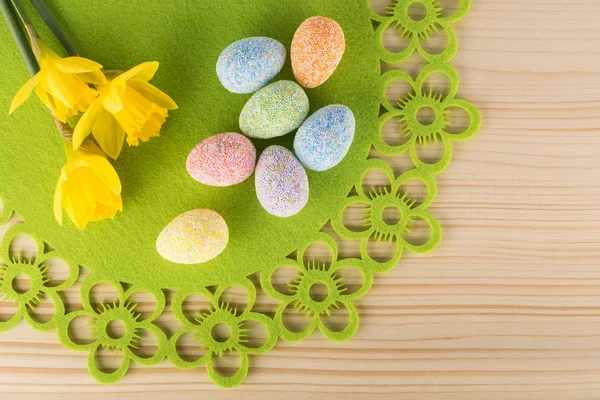 Skład wielkanoc wiosna jaj i Narcyz kwiaty na podłoże drewniane — Zdjęcie stockowe