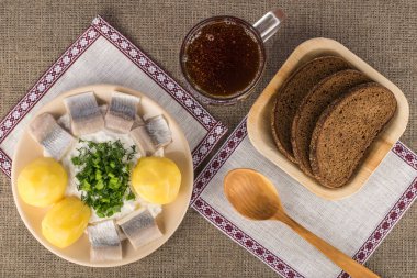 Letonca geleneksel çanak - haşlanmış patates, süzme peynir hafifçe tuzlu ringa balığı ve yeşillik