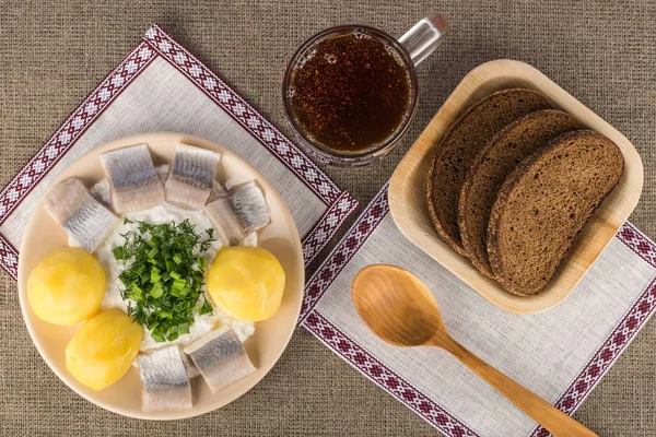 Lettiska traditionell maträtt - keso med kokt potatis, lätt saltade sill och gröna — Stockfoto