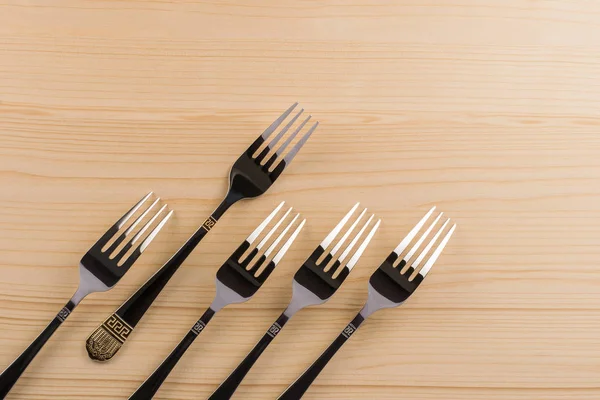 Vijf stalen vorken op houten achtergrond — Stockfoto