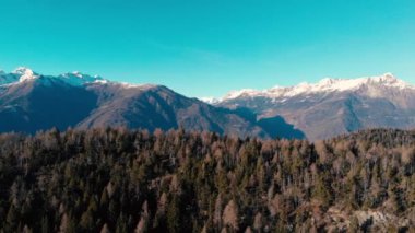 Yukarıda karlı en yüksek dağlar