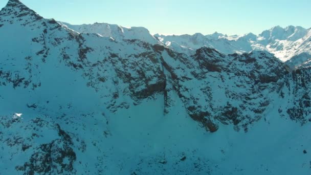 Над Заснеженными Высокими Горами — стоковое видео