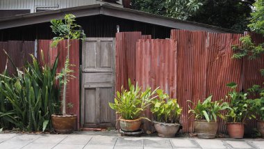 Bahçedeki eski ahşap ev