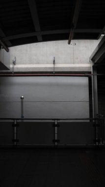 Metal ve metal boruları olan bir depo..