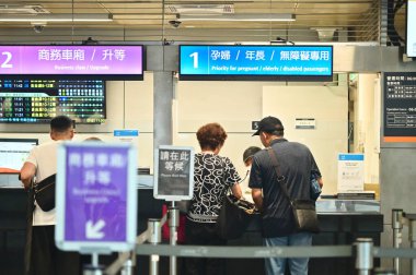 Tayvan - 21 Temmuz 2025: THSR istasyonunda iş saatlerinde hamile, yaşlı ve engelli yolcular için öncelikli hizmetler ve birinci sınıf modernizasyon kuyruğu.