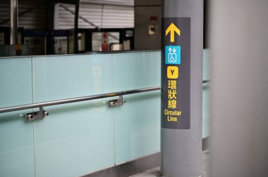 Tayvan - 21 Temmuz 2025: İstasyon yolu bulma işareti Dairesel Hat giriş yönünü gösteren mavi erişim ikonu asansör ve bariyersiz erişim.