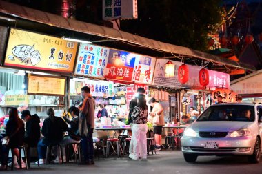 Taipei, Tayvan - Nisan. 04, 2025: Liaoning Street Night Market Taipei 'nin samimi belgesel sahnesi otantik Tayvan sokak yemekleri, gerçek müşterilerin yemek yemesi, geleneksel fenerler.