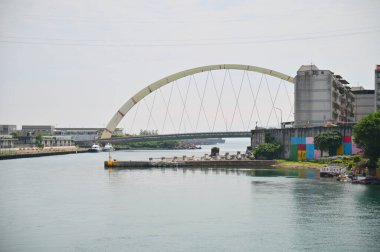 Keelung, Tayvan - Jun. 01, 2025: Keelung anakarasını doğal ışıklandırma ve otantik Tayvan kıyı mimarisi ile Heping Adası 'na bağlayan tarihi Sheliao Köprüsü' nün belgesel görüntüsü.