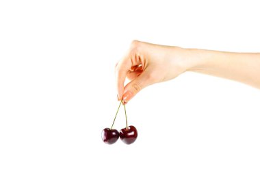 El iki kırmızı kiraz meyveleri tutar. Beyaz arka plan üzerinde izole.